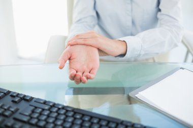 içerik şık esmer işkadını elini sunma