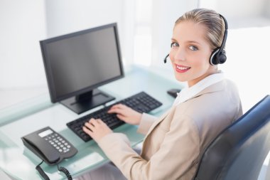 gülümseyen sarışın çağrı merkezi agent yazarak