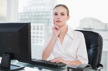 Masada oturan düşünceli bir iş kadını.