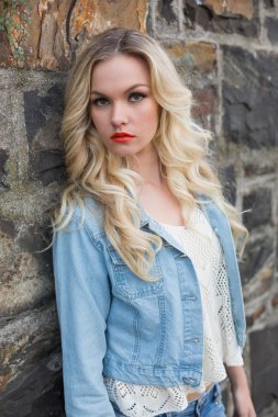 güzel sarışın giyen denim giysileri