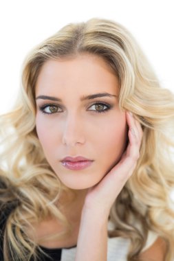 şakağına dokunmadan düşünceli sarışın model