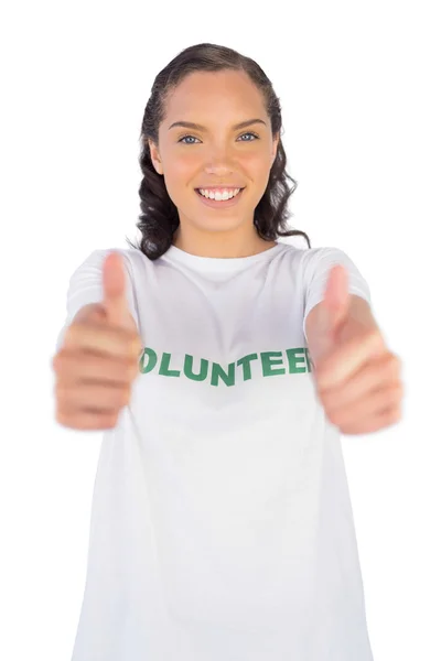 Vrouw vrijwilliger tshirt dragen en duim opgevend — Stockfoto