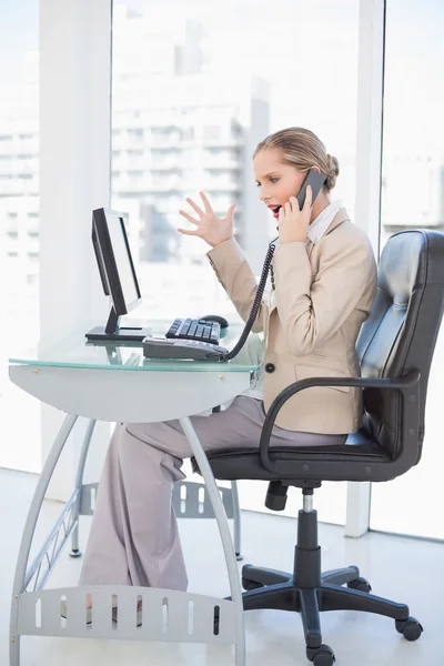 Mulher de negócios loira irritada no telefone — Fotografia de Stock