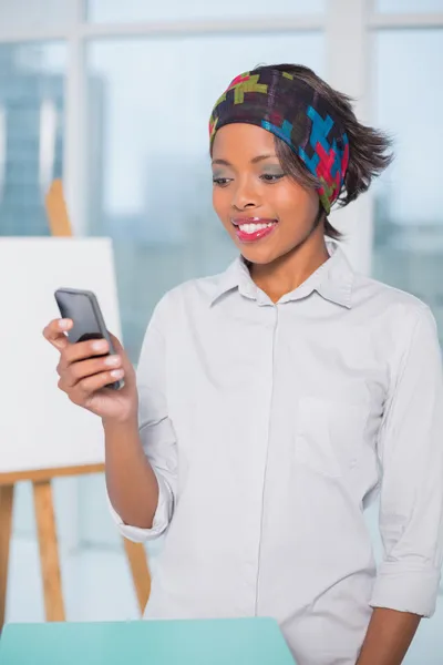 Happy artist texting — Stock Photo, Image