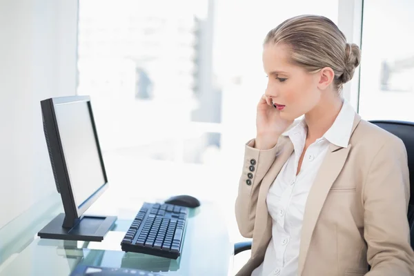 Poważnego interesu blondynka o telefon pozowanie — Zdjęcie stockowe