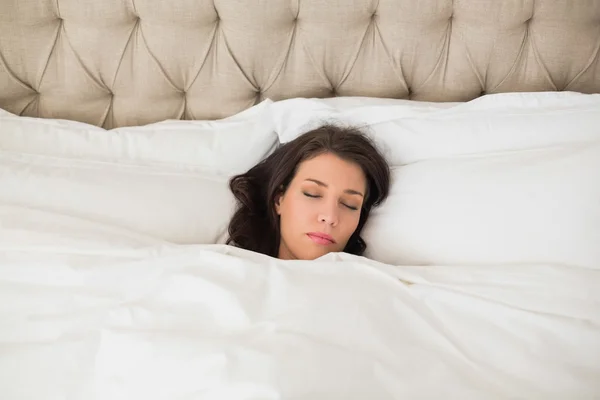 Ruhige hübsche Frau schläft in ihrem Bett — Stockfoto