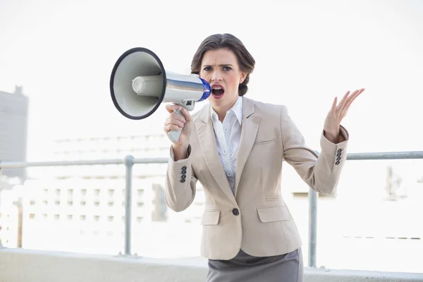 Infelice elegante donna d'affari urlando in un megafono — Foto Stock