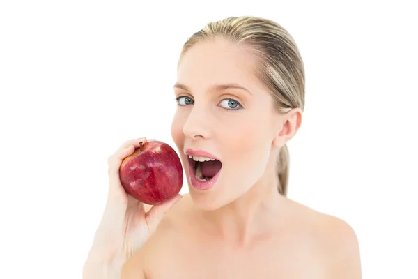 Mulher loira fresca bonito comer uma maçã vermelha — Fotografia de Stock