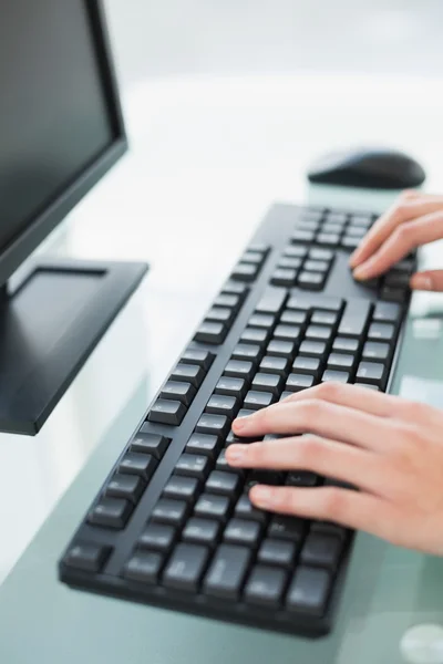 Bilgisayar kullanan bir iş kadını yakın çekim — Stok fotoğraf