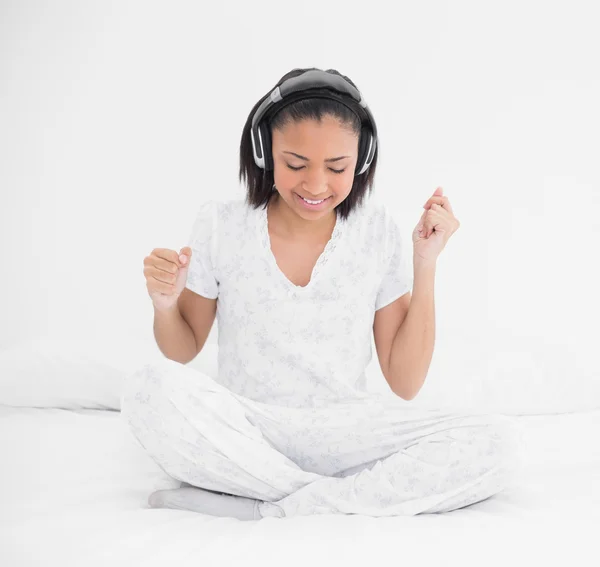 Glad ung modell lyssna på musik med hörlurar — Stockfoto