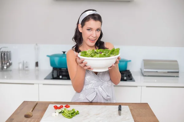Brunette bedrijf gezonde salade — Stockfoto