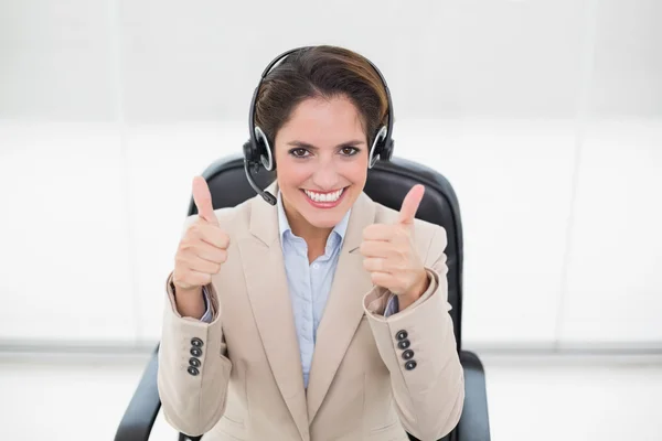 Sorrindo empresária mostrando polegares para cima — Fotografia de Stock