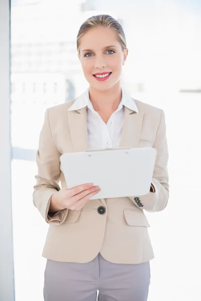 Gelukkig blonde zakenvrouw bedrijf Klembord — Stockfoto