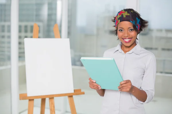 Smiling artistic woman holding sketchpad — Stock Photo, Image