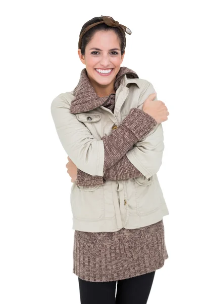 Femme souriante dans la mode d'hiver debout croix armée — Photo