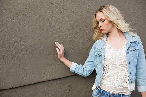 Casual blonde wearing denim clothes — Stock Photo, Image