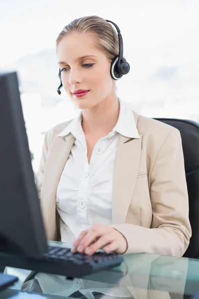 Friedlicher blonder Callcenter-Agent arbeitet am Computer — Stockfoto