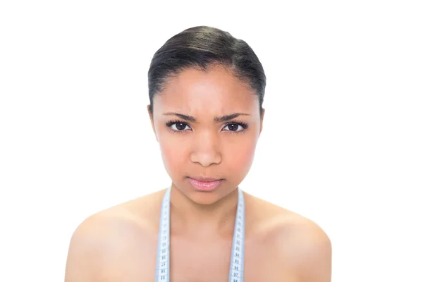Verärgertes junges Model trägt Maßband um den Hals — Stockfoto