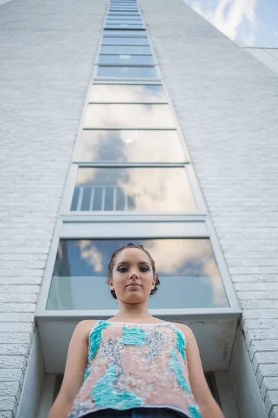 Belle femme debout devant un grand bâtiment — Photo