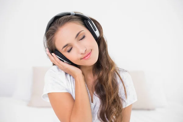 Morena escuchando música con los ojos cerrados —  Fotos de Stock