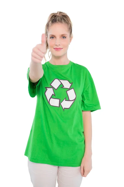 Hübsche blonde Aktivistin im Recycling-T-Shirt gibt Daumen hoch — Stockfoto