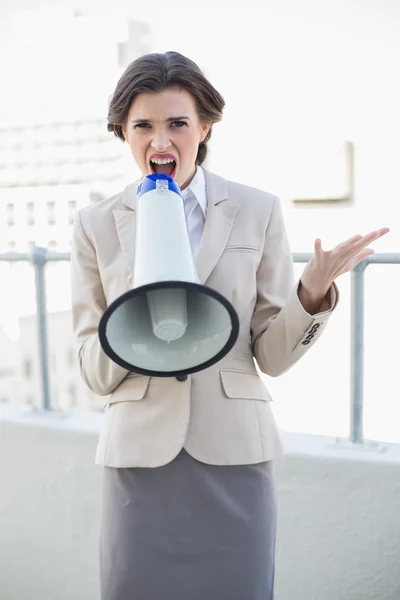 Boos stijlvolle zakenvrouw schreeuwen in een megafoon — Zdjęcie stockowe