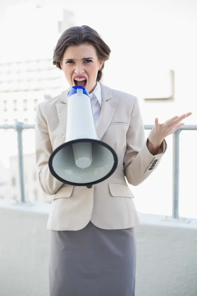 Colère élégant femme d'affaires crier dans un mégaphone — Photo