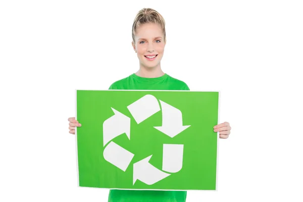 Sorrindo ativista ambiental loira segurando sinal de reciclagem — Fotografia de Stock