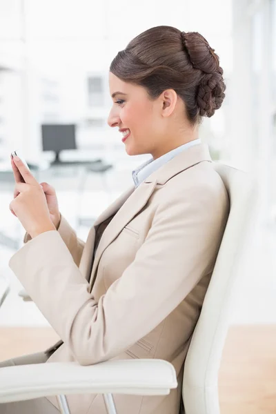 Zakenvrouw met behulp van een mobiele telefoon — Stockfoto