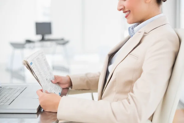 Businesswoman reading a newspaper — Stock Photo, Image