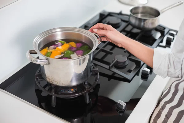 Frau beim Kochen von gesundem Gemüse hautnah erleben — Stockfoto