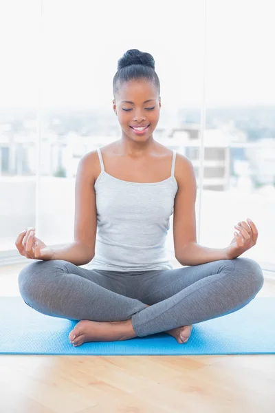 Donna pacifica che pratica yoga — Foto Stock