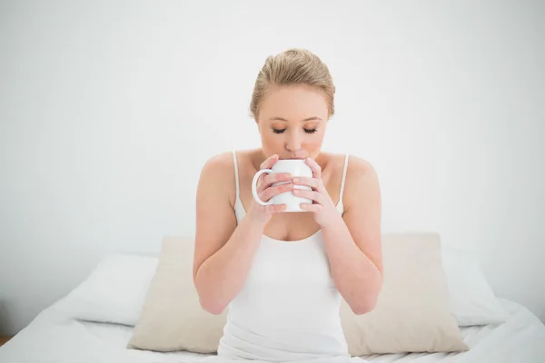 Natuurlijke inhoud blonde drinken uit een beker — Stockfoto