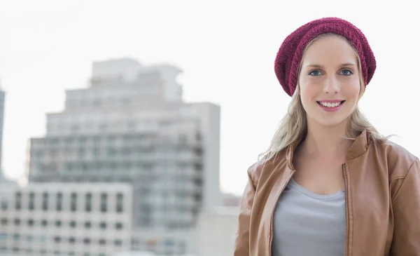 Smiling casual blonde posing outdoors — Stock Photo, Image