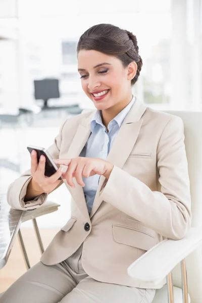 Zakenvrouw met behulp van een mobiele telefoon — Stockfoto