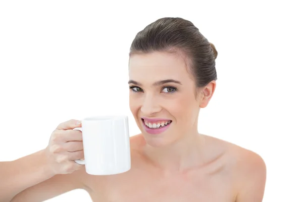 Glada modell håller en mugg kaffe — Stockfoto