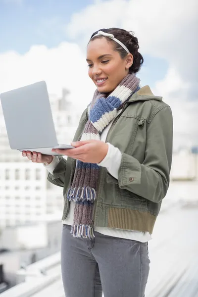 Uśmiechnięta kobieta korzystająca z laptopa — Zdjęcie stockowe