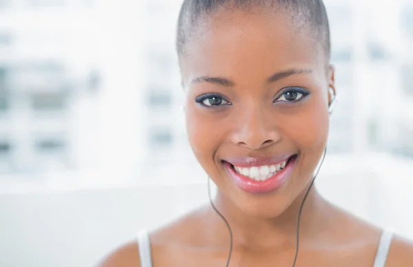 Primo piano della donna che ascolta musica — Foto Stock