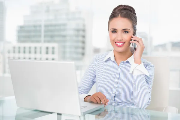 Allegro telefono donna d'affari — Foto Stock