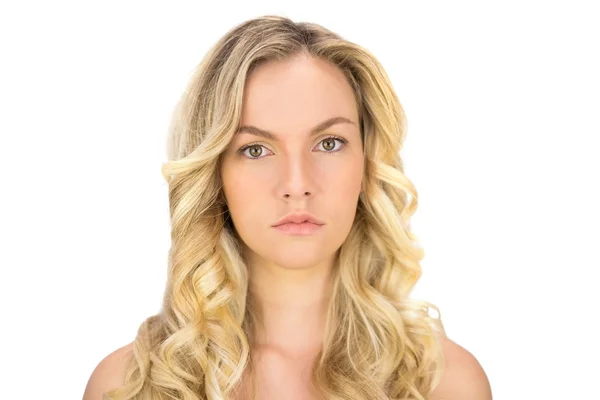 Sérieuse blonde aux cheveux bouclés posant — Photo