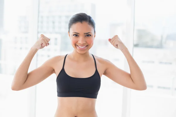 Exitosa modelo en ropa deportiva mostrando su fuerza —  Fotos de Stock