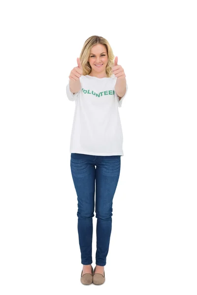 Glimlachend blonde vrijwilligers geven duimen tot camera — Stockfoto