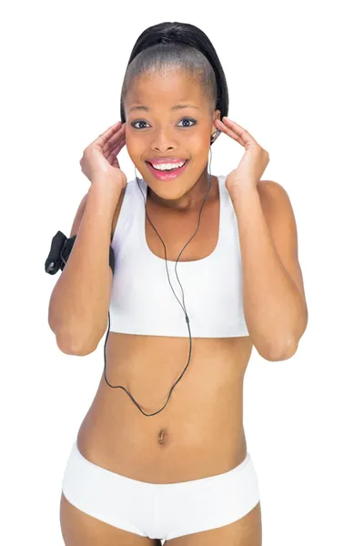 Mujer feliz en ropa deportiva escuchando música —  Fotos de Stock