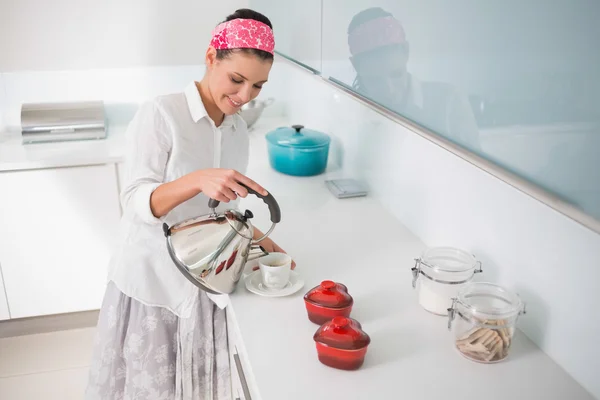 Улыбающаяся великолепная женщина готовит чай — стоковое фото
