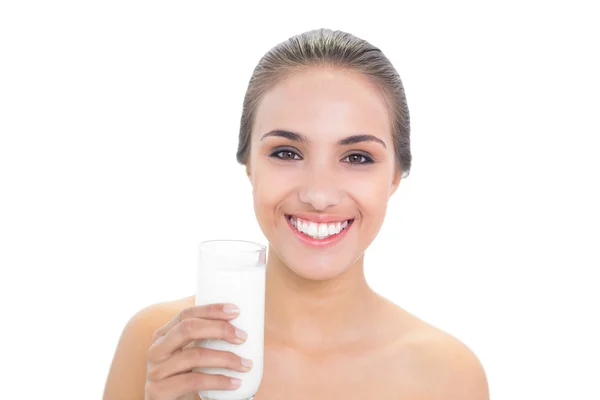 Mulher alegre segurando um copo de leite — Fotografia de Stock