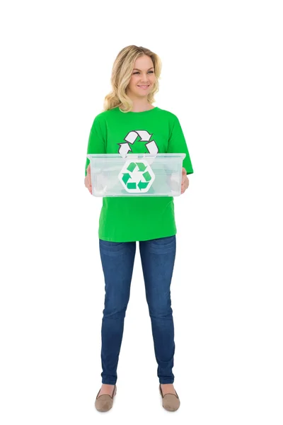 Sorrindo ativista bastante ambiental segurando caixa de reciclagem — Fotografia de Stock