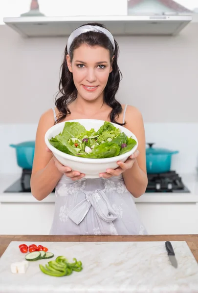 Feliz morena bonita segurando salada saudável — Fotografia de Stock