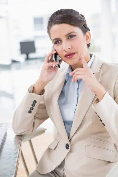 Femme d'affaires Stern passer un coup de fil — Photo