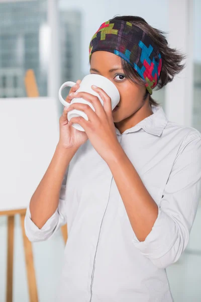 Konstnärlig kvinna dricker en kaffe — Stockfoto