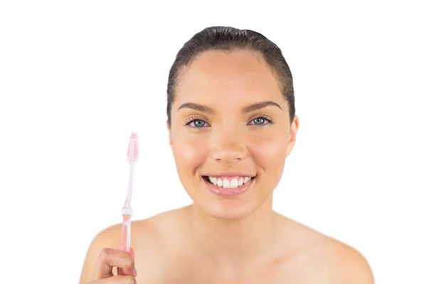 Mulher atraente segurando sua escova de dentes — Fotografia de Stock